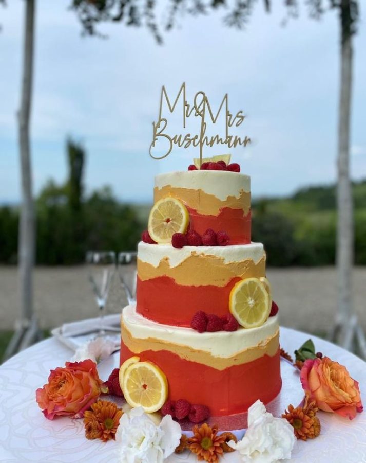 In questa foto una torta matrimonio colorata 2024 