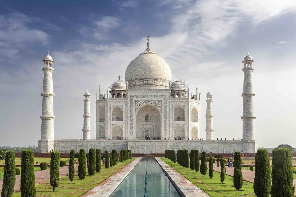 In questa immagine il Taj Mahal, una delle attrazioni dell'India, meta sempre più scelta per la luna di miele.