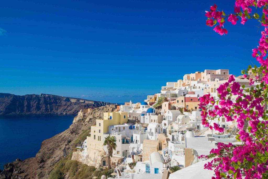 In questa immagine le case bianche con i tetti blu di Santorini.