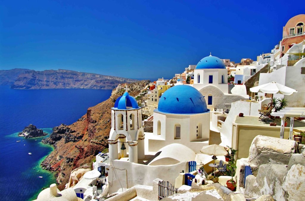In questa immagine le case bianche con i tetti blu di Santorini. 
