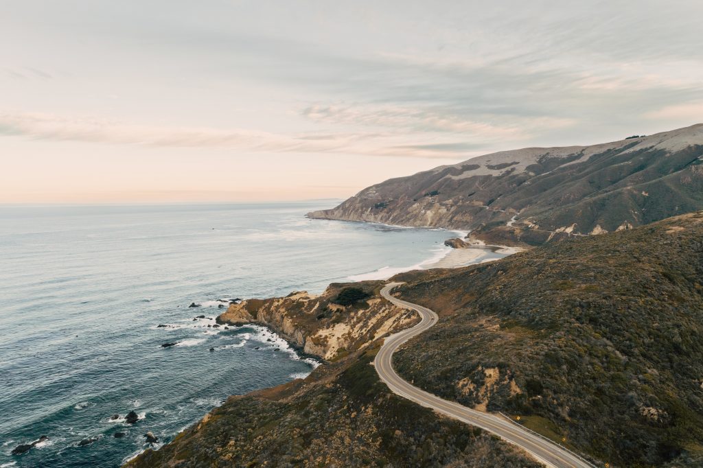 In questa foto una strada americana sulla costa del pacifico