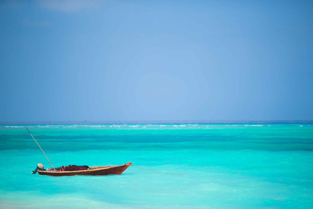 In questa immagine il mare dei Zanzibar, una meta amatissima dalle coppie di sposi per la luna di miele. 