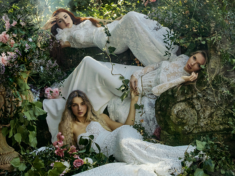 in questa foto una modella con un abito da sposa maison signore 2025