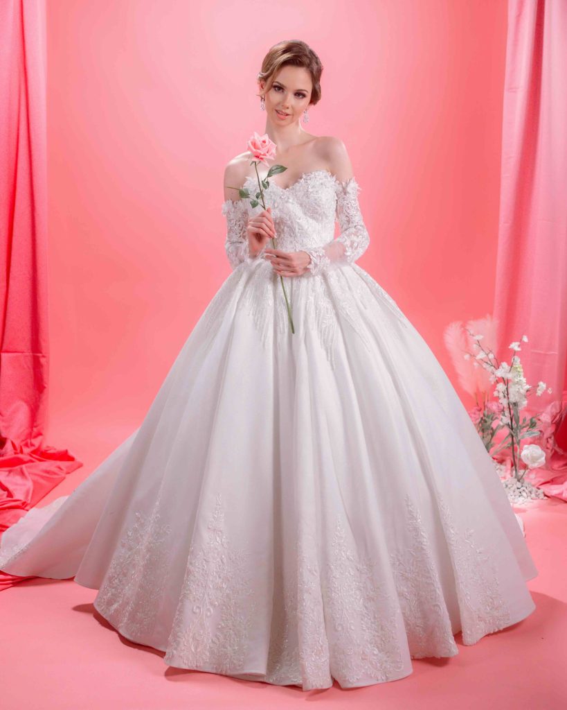 In questa immagine un abito da sposa Masal 2024 da vera principessa con corpetto in pizzo e ampia gonna. 