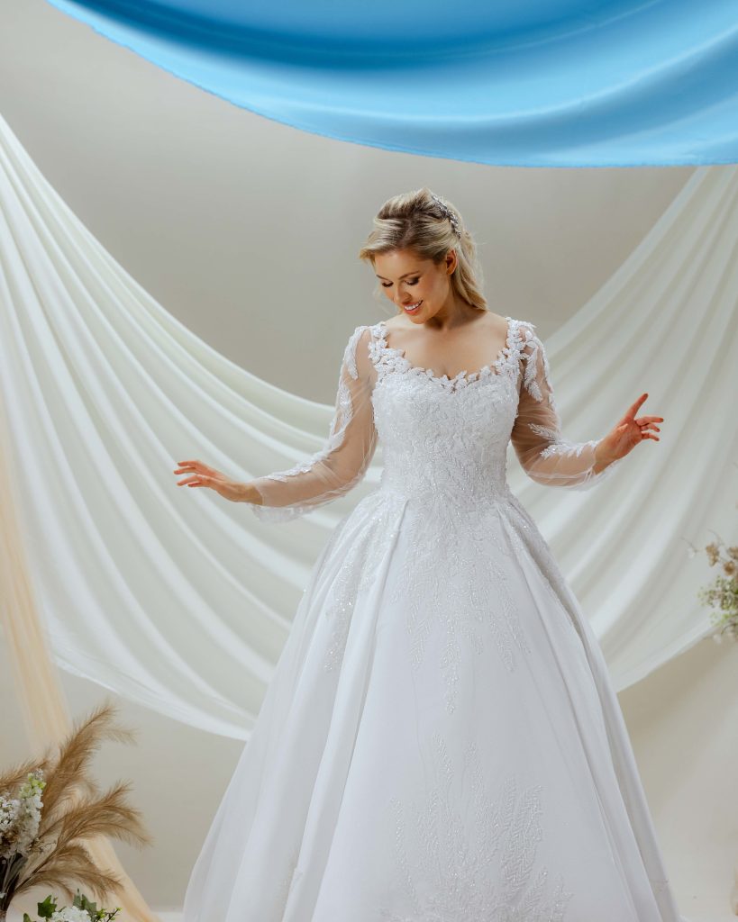In questa immagine un abito da sposa Masal 2024 da vera principessa con corpetto in pizzo e ampia gonna. 