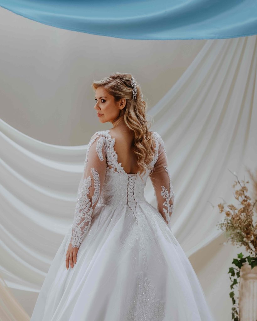 In questa immagine un abito da sposa Masal 2024 da vera principessa con corpetto in pizzo e ampia gonna. 