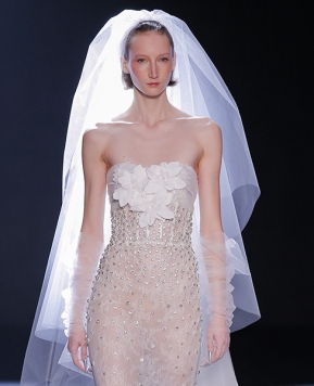 Abiti da sposa Yolancris 2025, quando il Bridal look è glam-rock