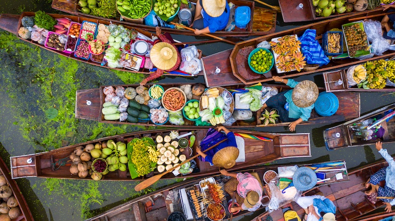 In questa foto il mercato galleggiante di Damnersaduak, in Thailandia. Una meta da non perdere come una delle esperienze di viaggio da fare nella vita