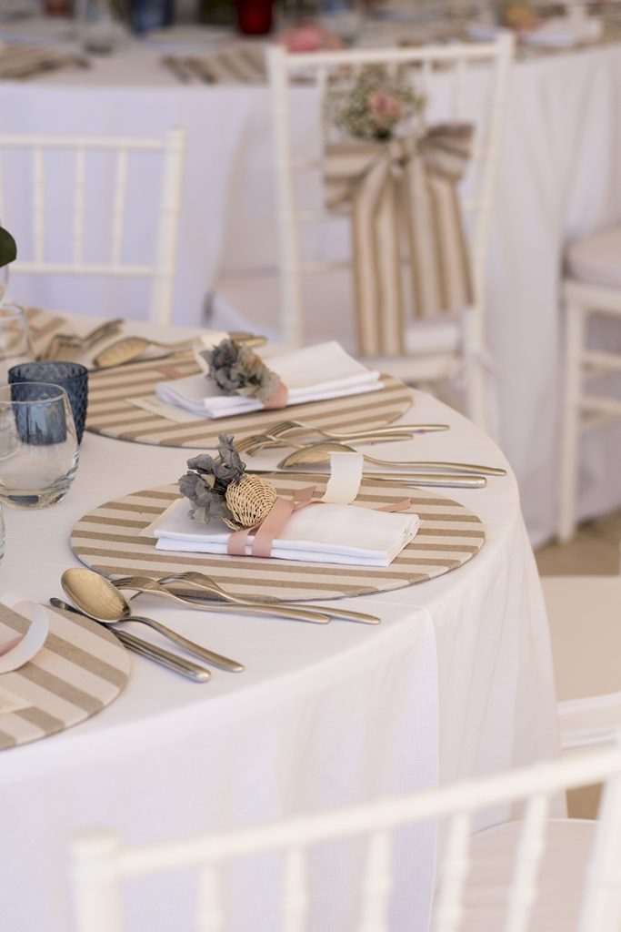 In questa foto la mise en place di un matrimonio della wedding planner Vaniglia e Cannella