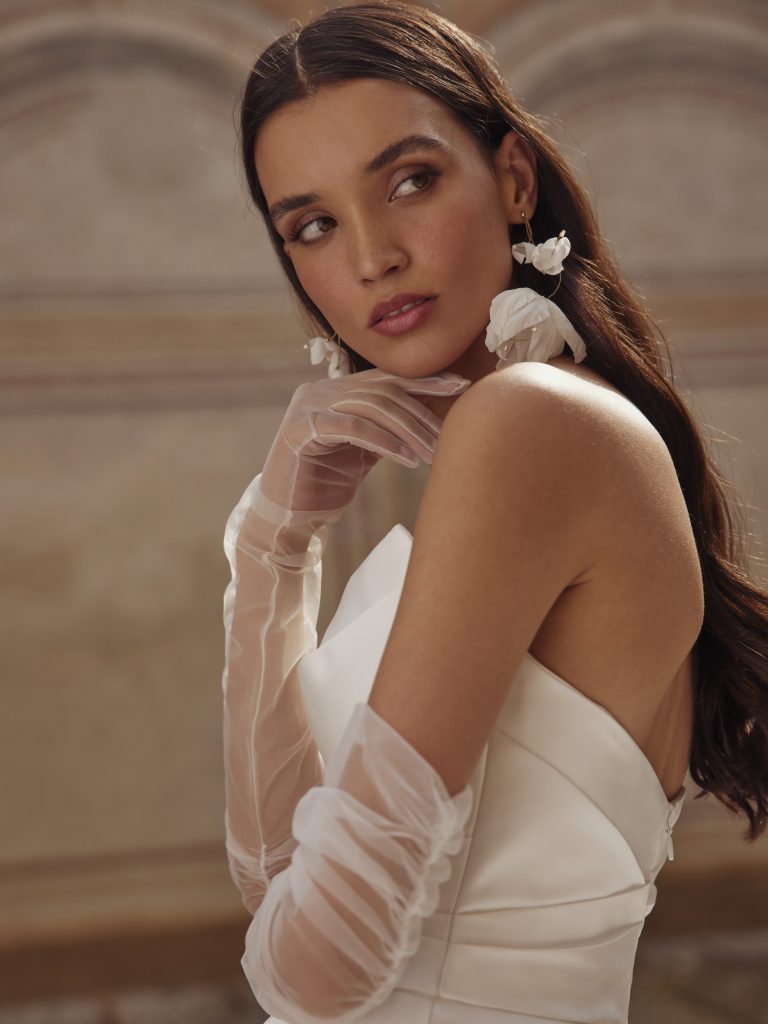 In questa foto la modella indossa dei guanti da sposa di tulle dominiss