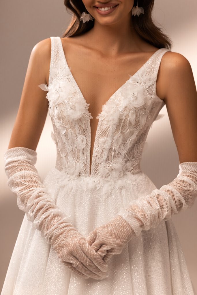 In questa foto la modella indossa dei guanti da sposa