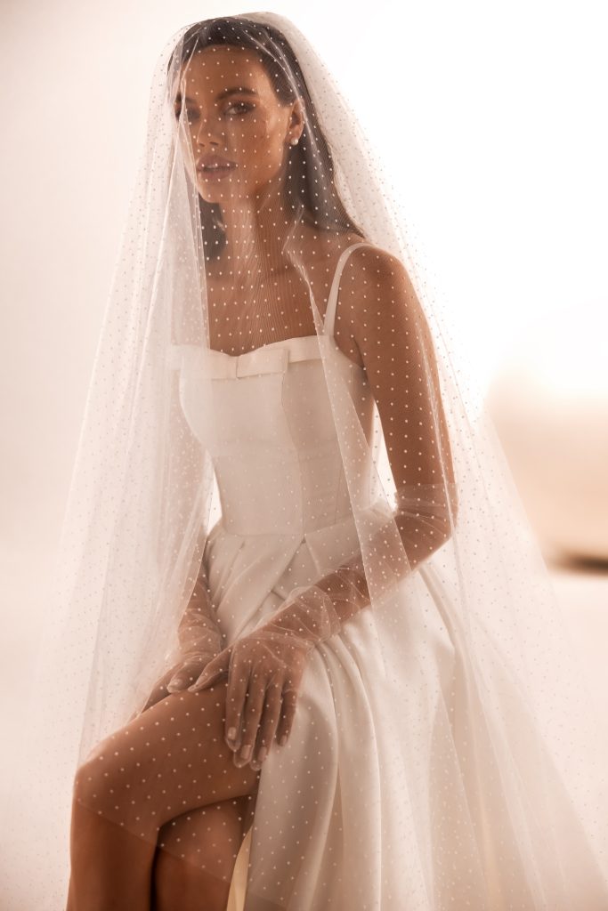 In questa foto la modella indossa un velo plumetis