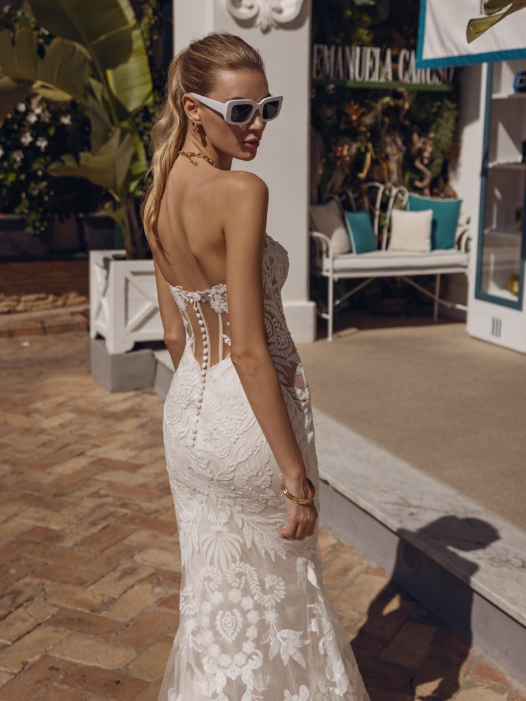In questa foto la modella indossa degli occhialid a sole da sposa bianchi