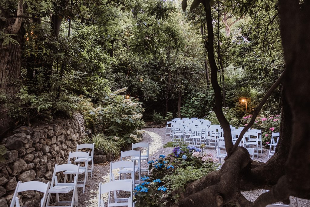 In questa foto il giardino delle ortensie nella location per matrimoni Torre Crestarella a Vietri sul mare