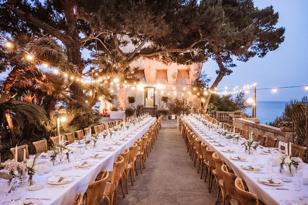 In questa foto i tavoli apparecchiati del matrimonio a Torre Crestarella a Vietri sul mare