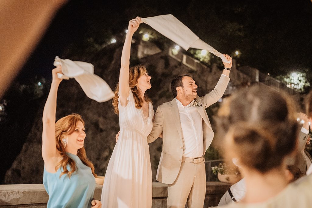 In questa foto due sposi che cantano al loro matrimonio 