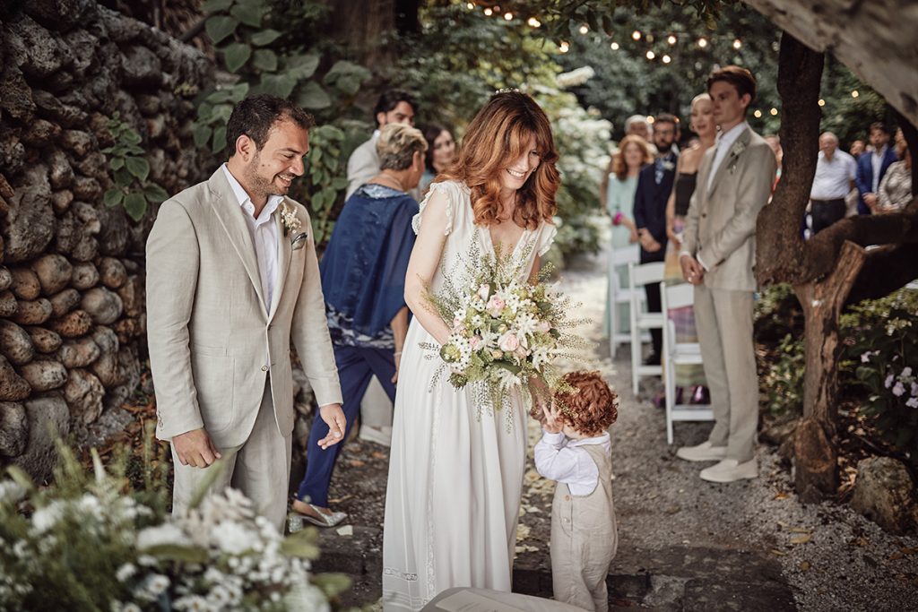 In questa foto gli sposi nel giardino delle ortensie nella location per matrimoni Torre Crestarella a Vietri sul mare