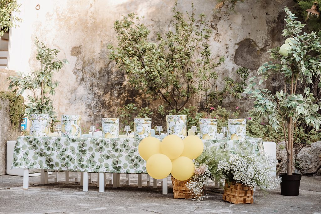 In questa foto il tavolo per bambini allestito per il matrimonio