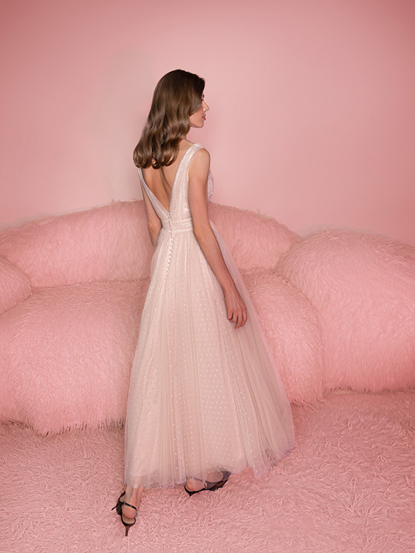 In questa foto la modella indossa un abito con gonna a ruota di tulle 2024