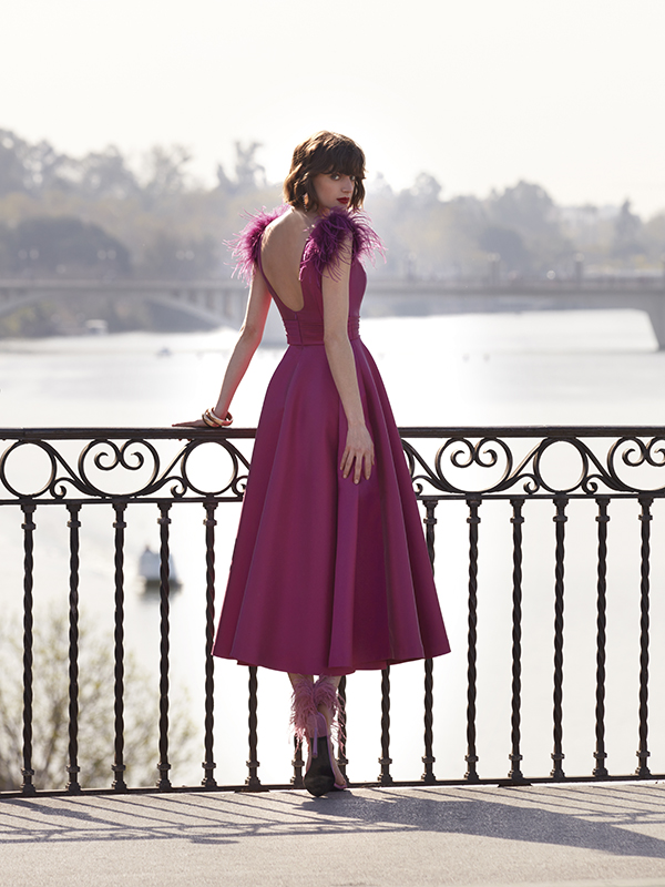 In questa foto la modella indossa un abito con gonna a ruota 2024 viola Valerio Luna