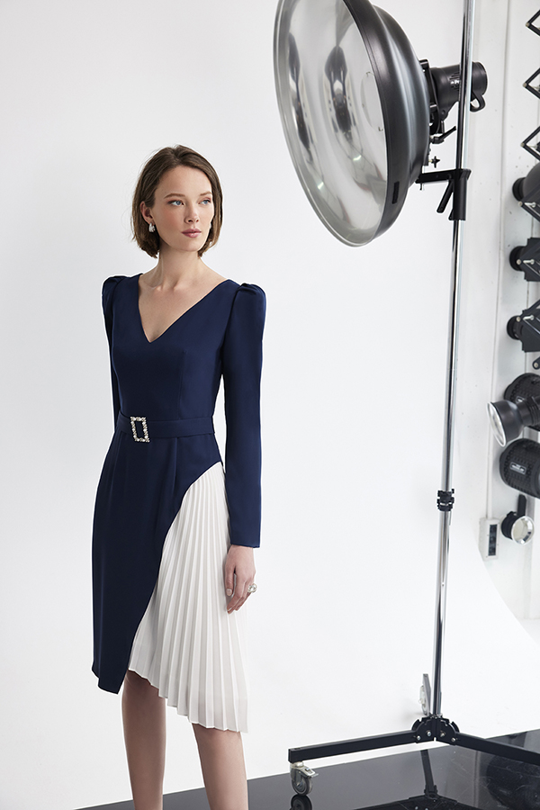 In questa foto la modella indossa un abito da cerimonia corto 2024 blu e bianco