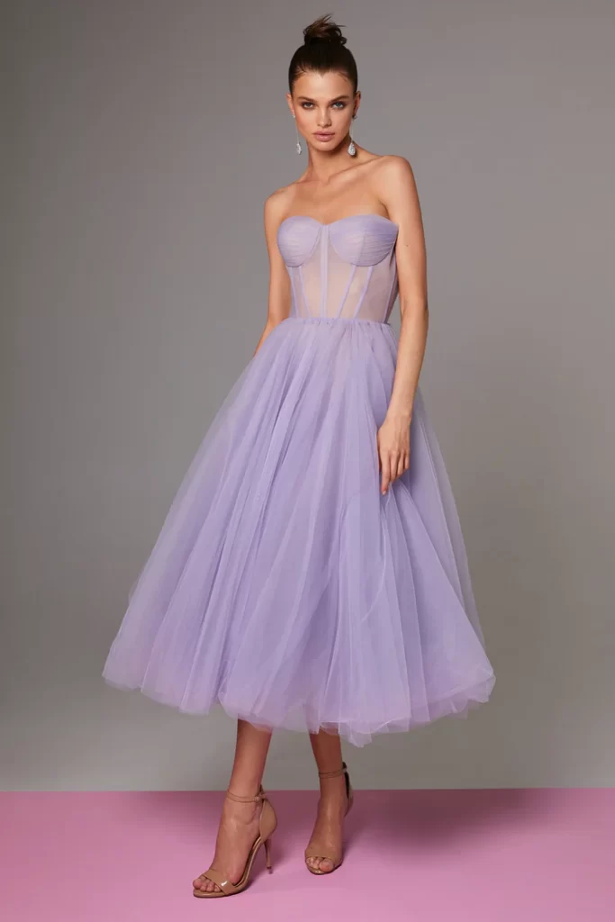 In questa foto la modella indossa un abito con gonna di tulle lilla 2024