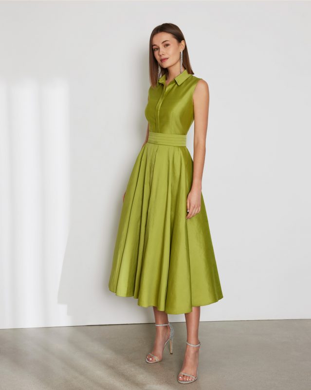 In questa foto la modella indossa un abito con gonna a ruota 2024 verde Rosa Clarà