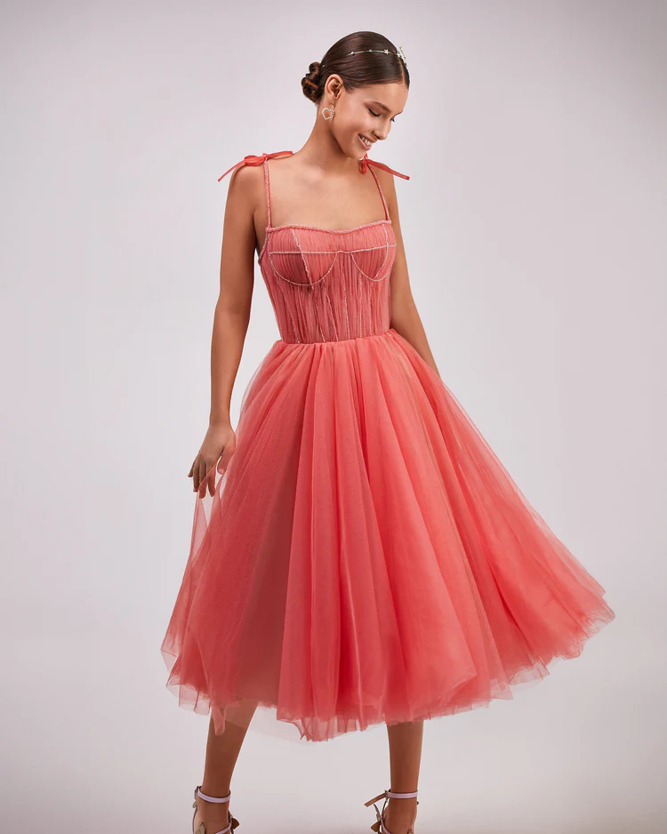 In questa foto la modella indossa un abito  con bustier e gonna di tulle arancione 2024