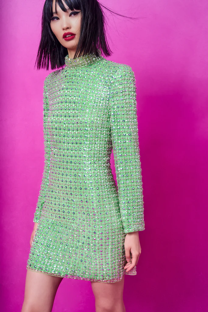 In questa foto la modella indossa un abito da cerimonia corto 2024 verde
