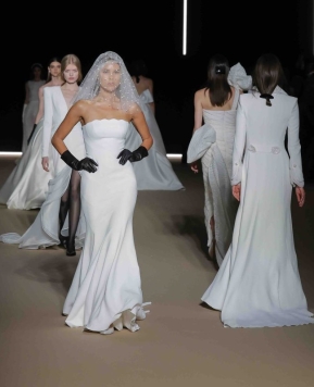 Abiti da sposa Atelier Pronovias 2025, omaggio all’arte contemporanea