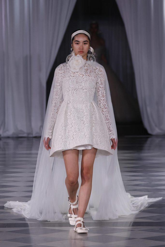 In questa immagine un abito da sposa corto interamente in pizzo. 