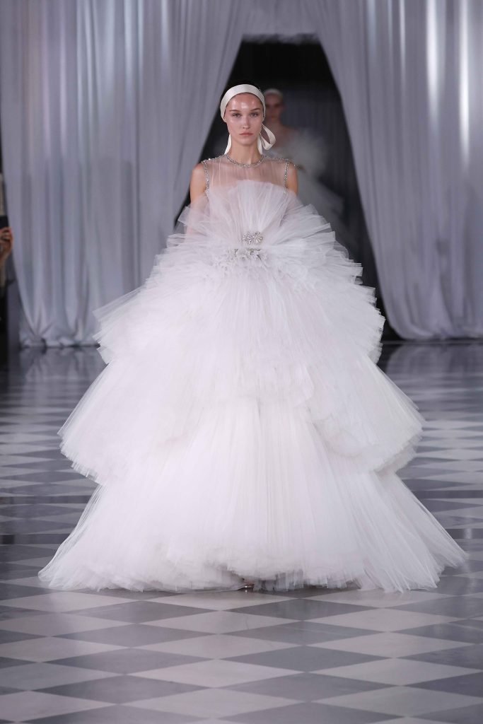 In questa immagine un abito da sposa con gonna in tulle. 