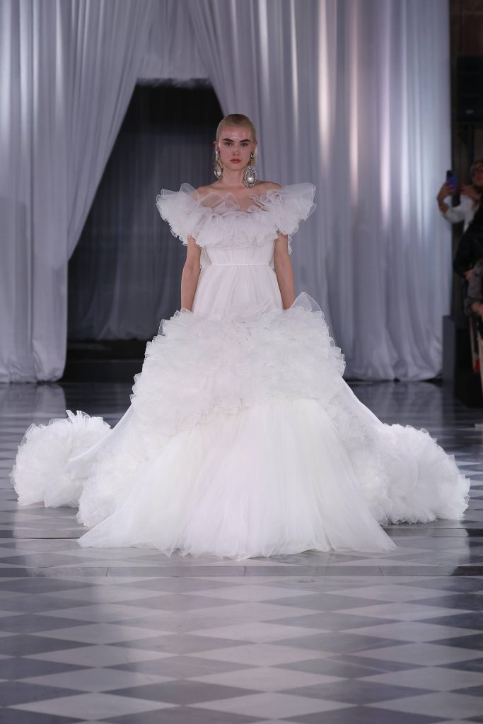 In questa immagine un abito da sposa Giambattista Valli 2025 in tulle. 