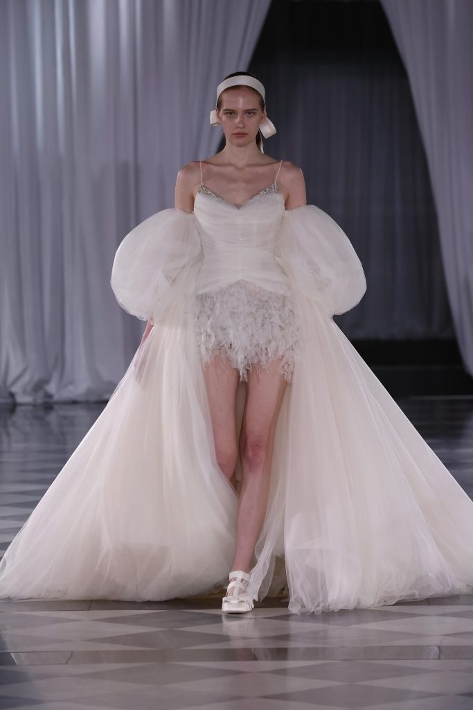 In questa immagine un abito da sposa Giambattista Valli 2025 con gonna con piume. 