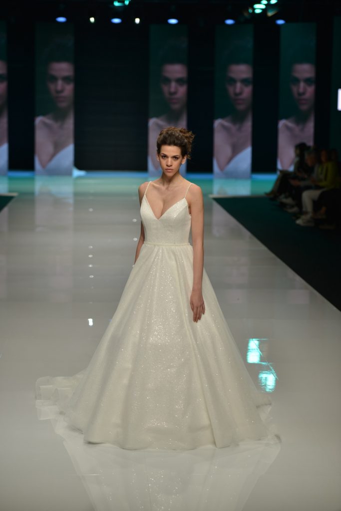 In questa immagine un abito da sposa Masal 2025 con modello principesco. 