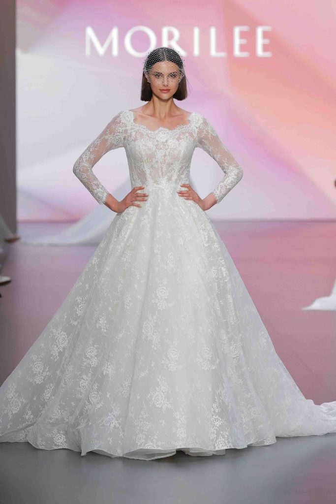 In questa immagine un abito da sposa Morilee 2025 in pizzo da vera principessa. 