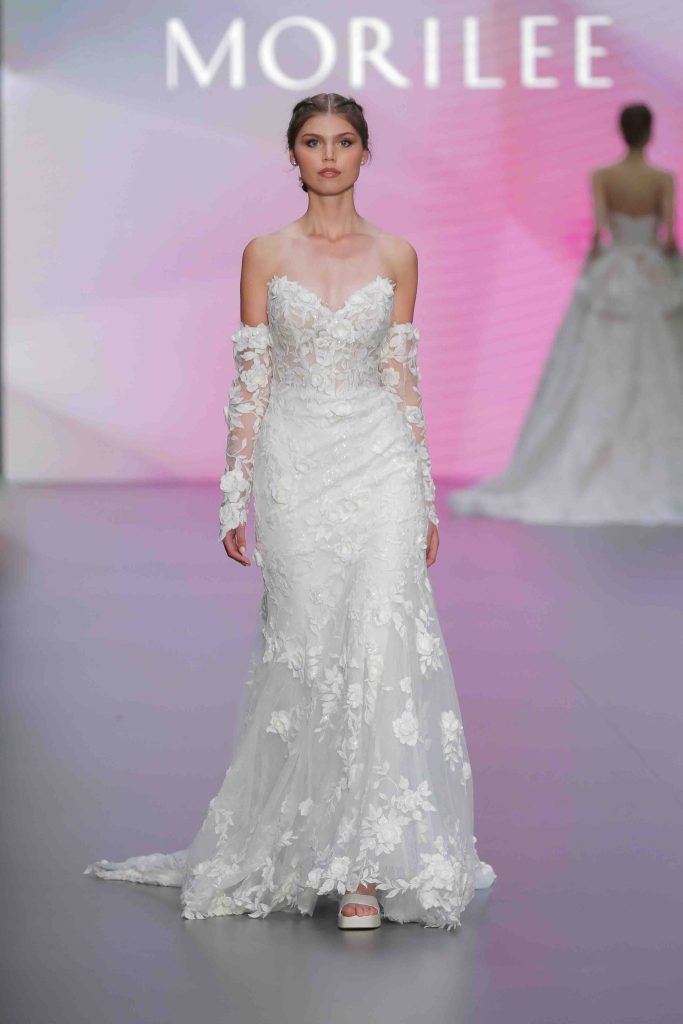 In questa immagine un abito da sposa con dettagli in pizzo e maniche staccabili. 