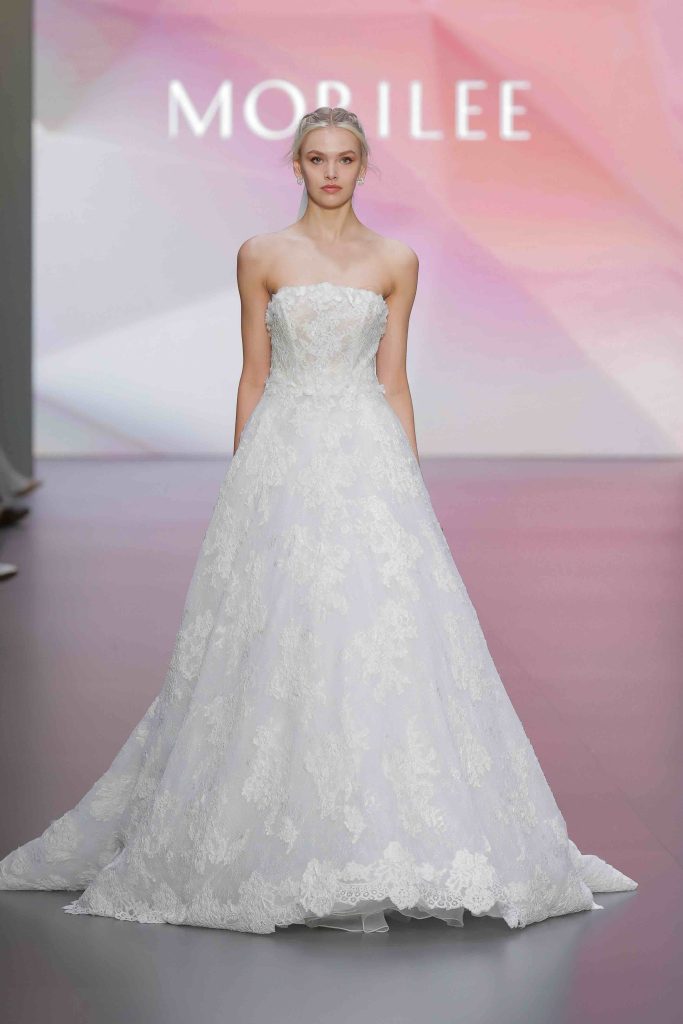 In questa immagine un abito da sposa Morilee 2025 da principessa. 