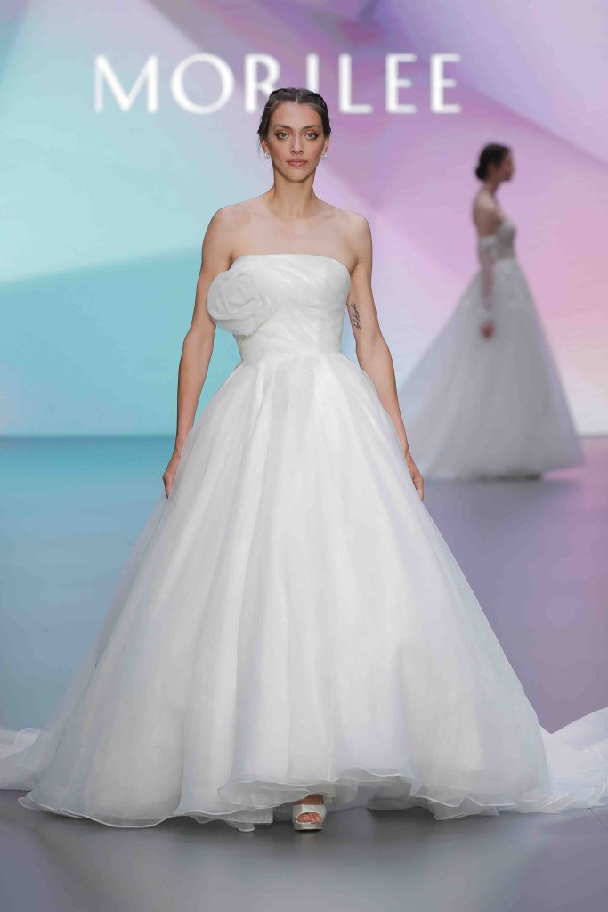 In questa immagine un bridal dress con maxi rosa. 