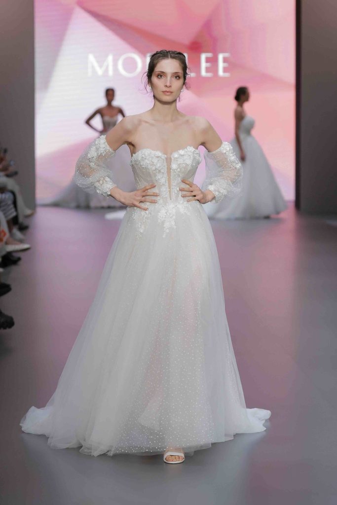 In questa immagine un abito da sposa Morilee 2025 da principessa con maniche staccabili. 