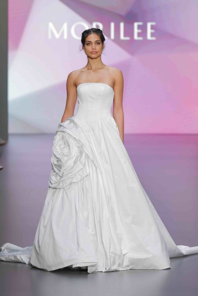 In questa immagine un bridal dress con maxi rosa. 