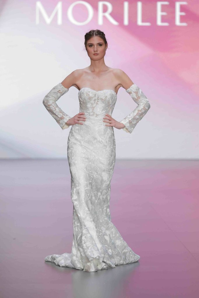 In questa immagine un abito da sposa a sirena con maniche staccabili. 