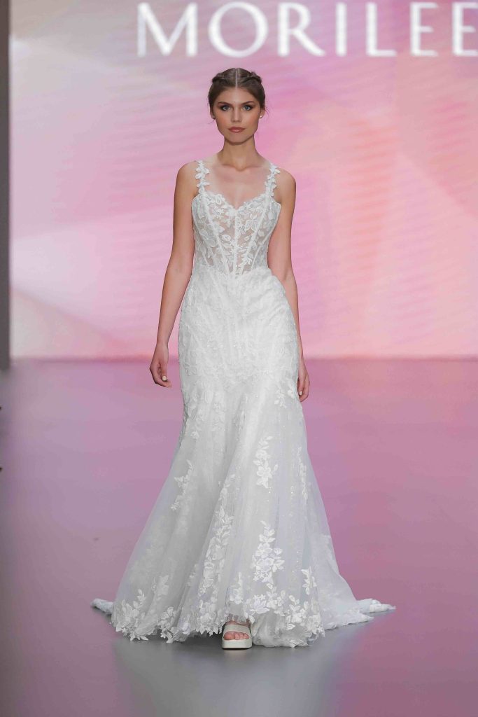 In questa immagine un abito da sposa Morilee 2025 con dettagli floreali.