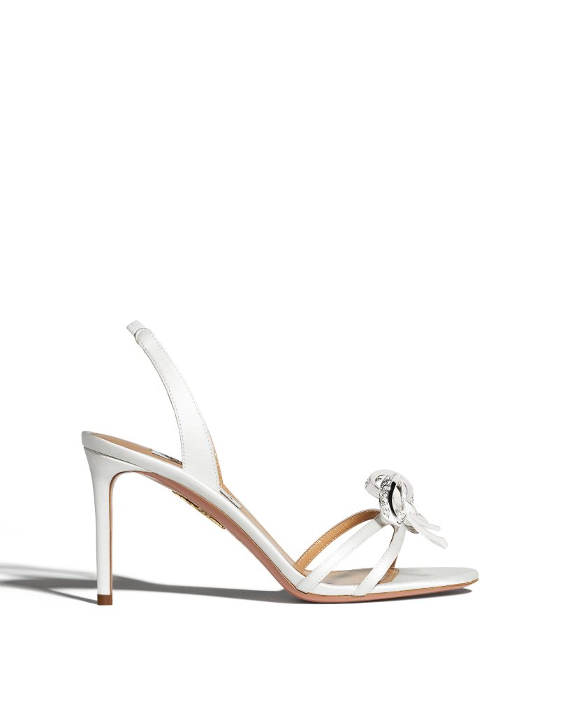 In questa foto scarpe bianche sposa 