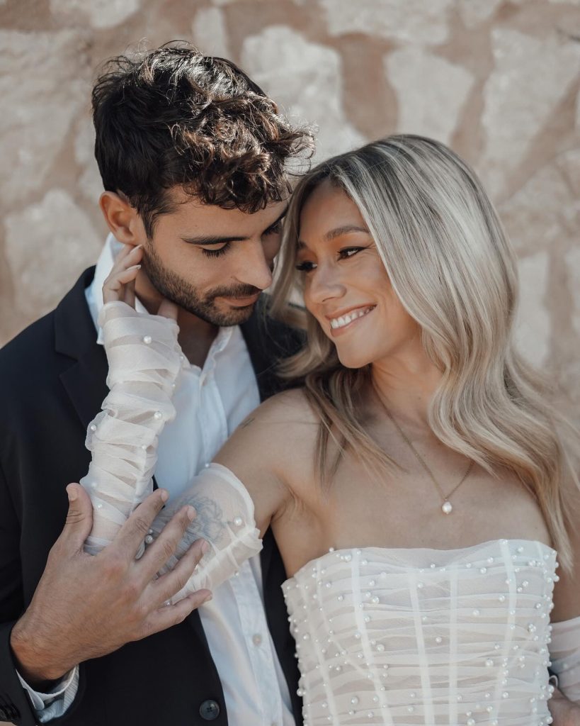 In questa foto la modella indossa dei guanti da sposa