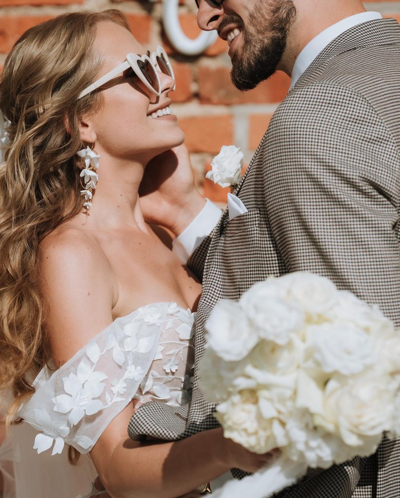 In questa foto la modella indossa degli occhialid a sole da sposa bianchi