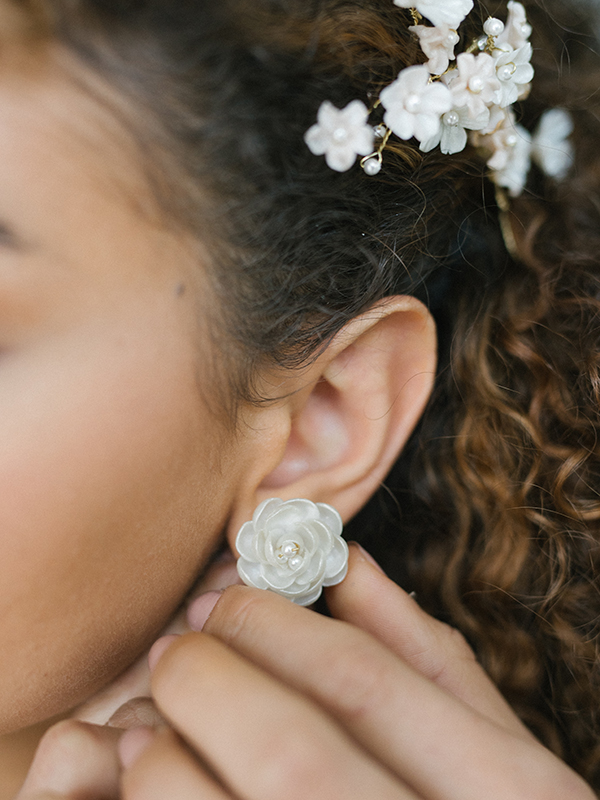 In questa foto orecchini sposa a fiore irene fucci