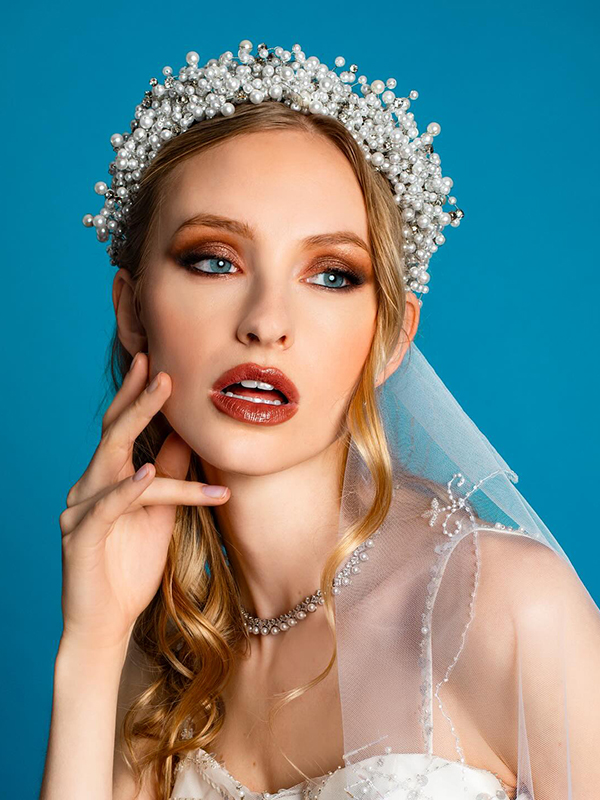 In questa foto la modella indun maxi cerchietto