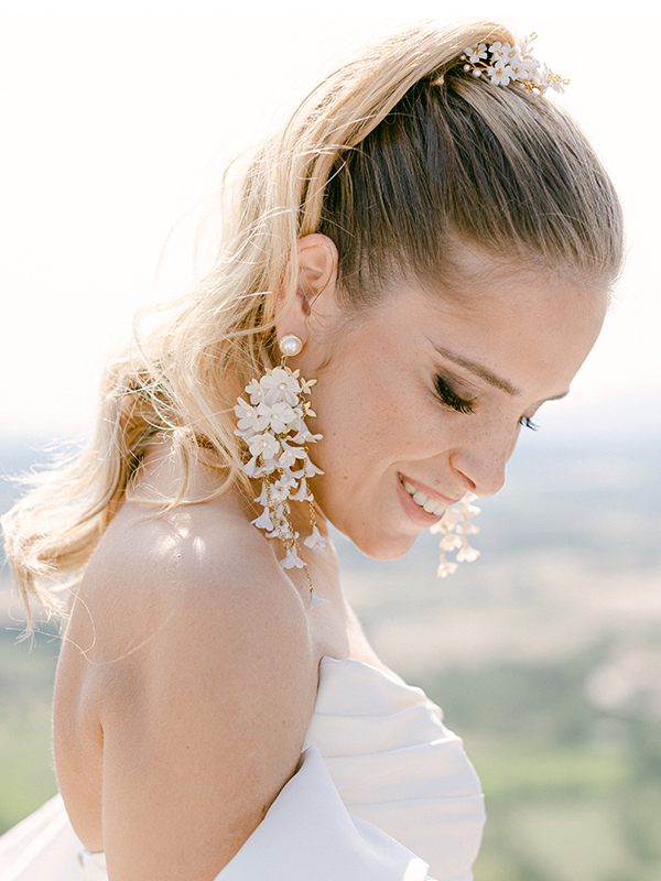 In questa foto degli orecchini maxi fiori sposa 