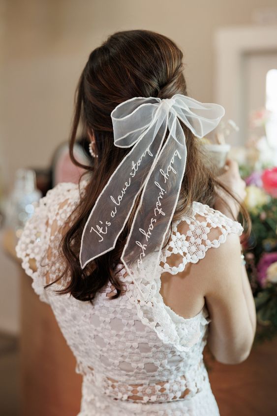 In questa foto la modella indossa un fermaglio sposa con fiocco